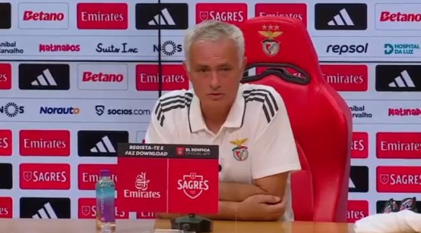 九龙配资 穆帅：我接手本菲卡至今，无论踢蓝军还是波尔图我们都没被压制过